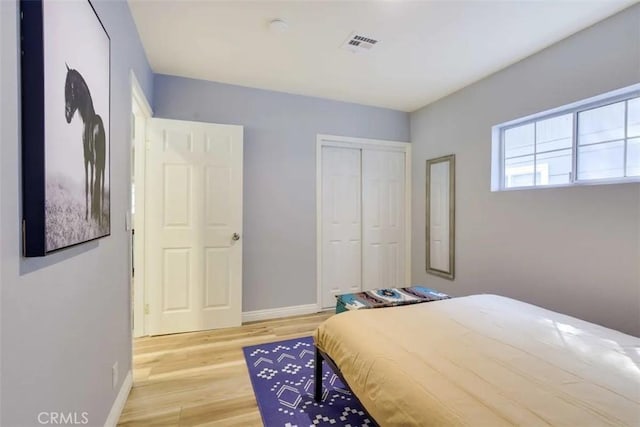 874 Fern Dr, Crestline, CA 92325 - bedroom featuring light wood-type flooring and a closet