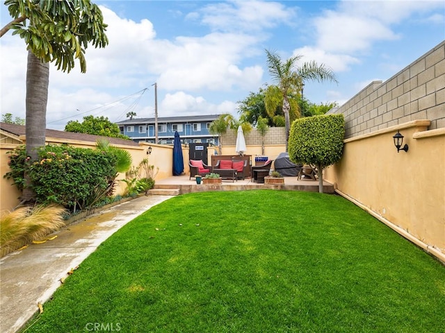 535 E Walnut Ave Unit A, El Segundo, CA 90245 - fenced backyard featuring a patio and outdoor lounge area