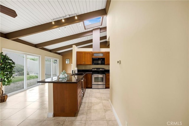 kitchen featuring stainless steel electric range, a sink, dark countertops, a peninsula, and black microwave