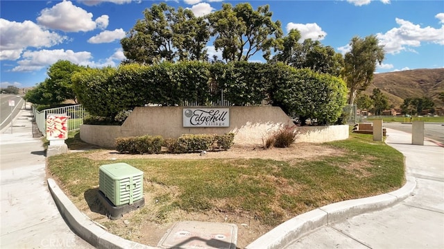 community / neighborhood sign featuring a mountain view