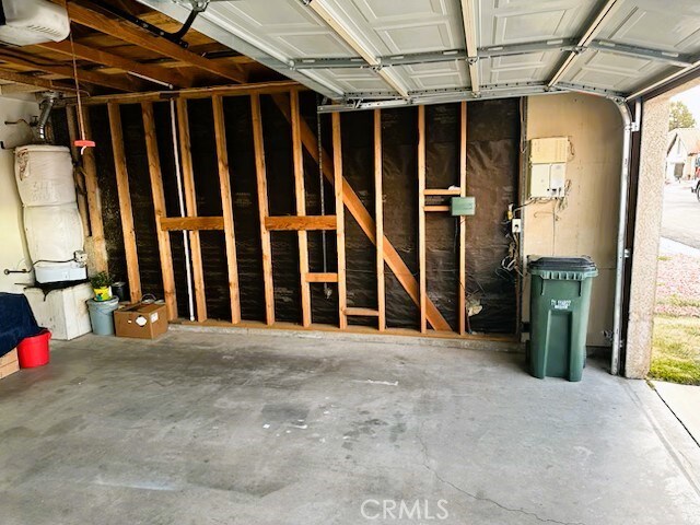 19238 Olive Way, Apple Valley, CA 92308 - view of garage