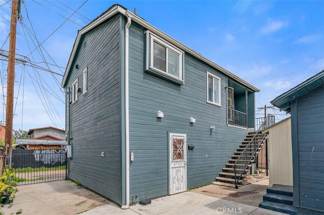 961 W 47th St, Los Angeles, CA 90037 - back of property with stairs