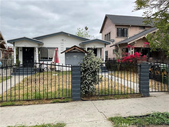 961 W 47th St, Los Angeles, CA 90037 - view of front of property featuring a fenced front yard