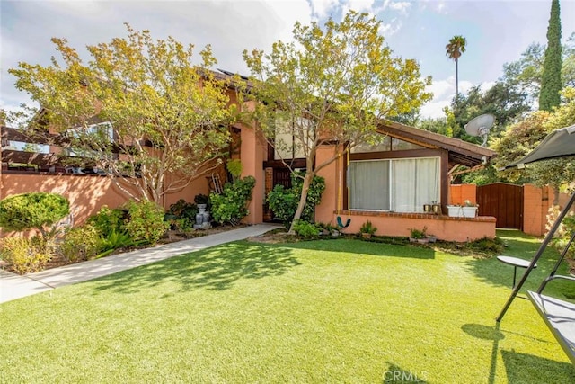 mid-century inspired home with fence and a front yard