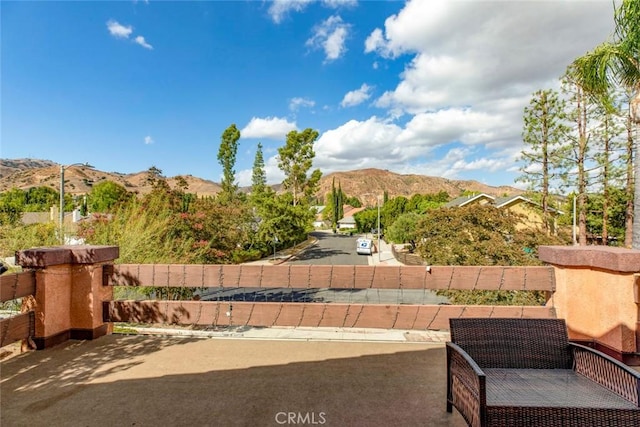 view of yard with a mountain view