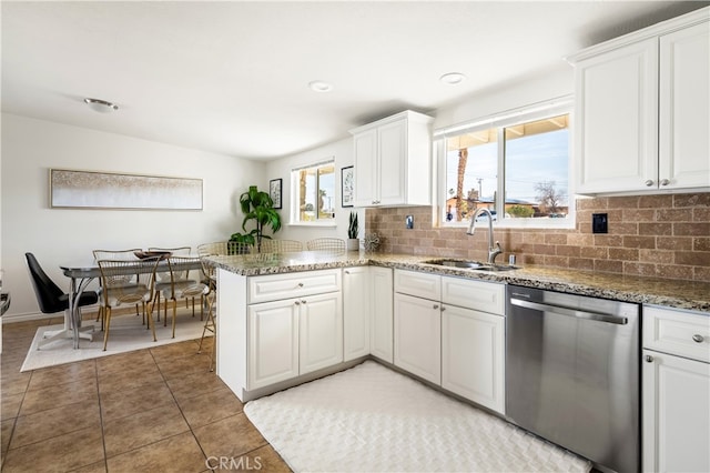 72994 Homestead Dr Unit 29, Palms, CA 92277 - kitchen featuring stainless steel dishwasher, a sink, backsplash, a peninsula, and recessed lighting