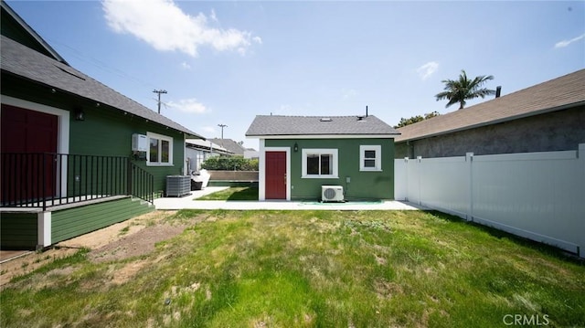 1532 W 22nd St, Los Angeles, CA 90007 - fenced backyard with a patio area