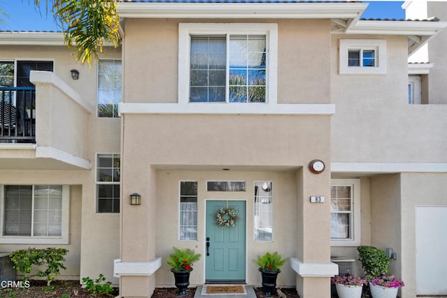 view of exterior entry with stucco siding