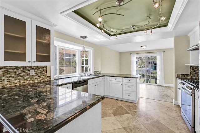 22839 Ridge Route Ln, Lake Forest, CA 92630 - kitchen with a sink, a peninsula, stainless steel appliances, and a raised ceiling