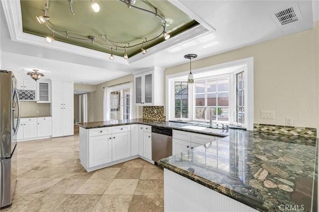 22839 Ridge Route Ln, Lake Forest, CA 92630 - kitchen featuring stainless steel appliances, a tray ceiling, visible vents, a sink, and a peninsula