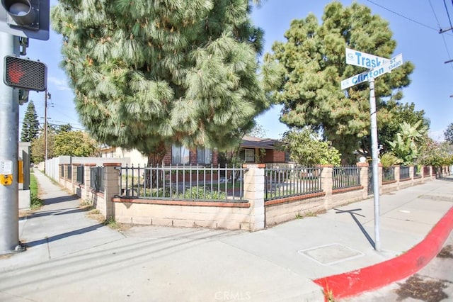 view of front facade with a fenced front yard