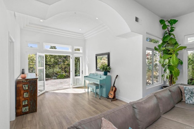 living room featuring visible vents, recessed lighting, a high ceiling, wood finished floors, and baseboards