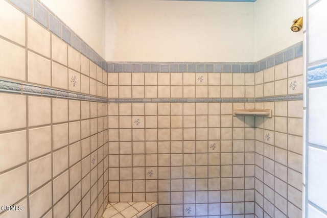 bathroom featuring tiled shower