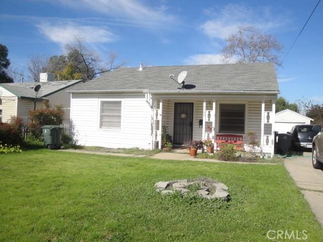 2480 Baldwin Ave, Oroville, CA 95966 - bungalow-style home featuring covered porch and a front yard