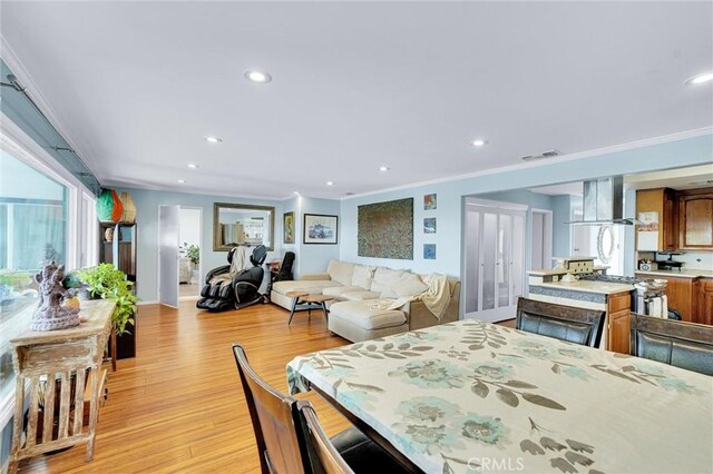 dining room featuring light wood-type flooring, visible vents, recessed lighting, and ornamental molding