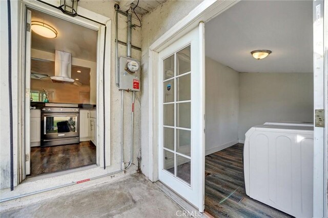 property entrance featuring washer / dryer