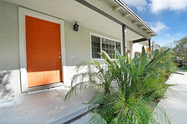 view of exterior entry featuring stucco siding