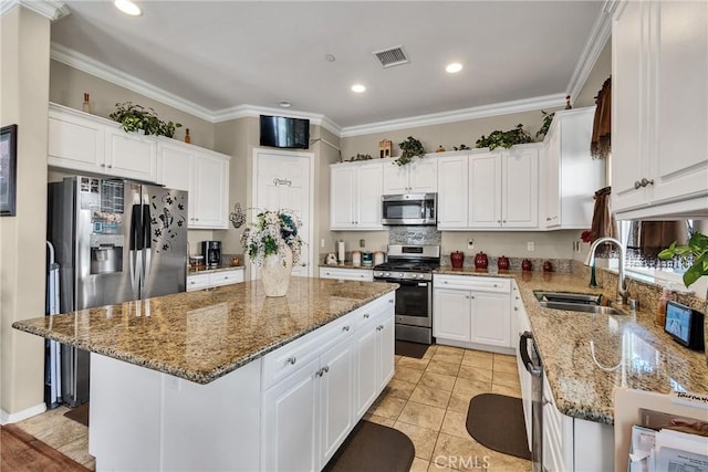 455 Everest Peak, Beaumont, CA 92223 - kitchen with a sink, a center island, appliances with stainless steel finishes, and white cabinetry
