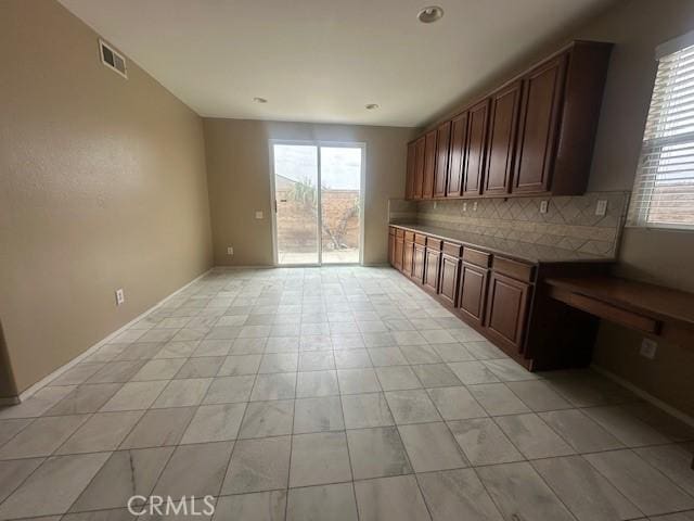 2420 Lenai Cir, Corona, CA 92879 - interior space with baseboards, visible vents, a healthy amount of sunlight, and decorative backsplash