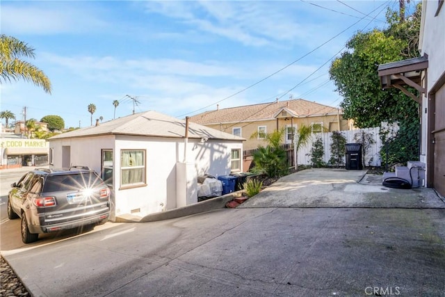 610 E Fairview, Inglewood, CA 90302 - view of front facade featuring crawl space, stucco siding, and fence