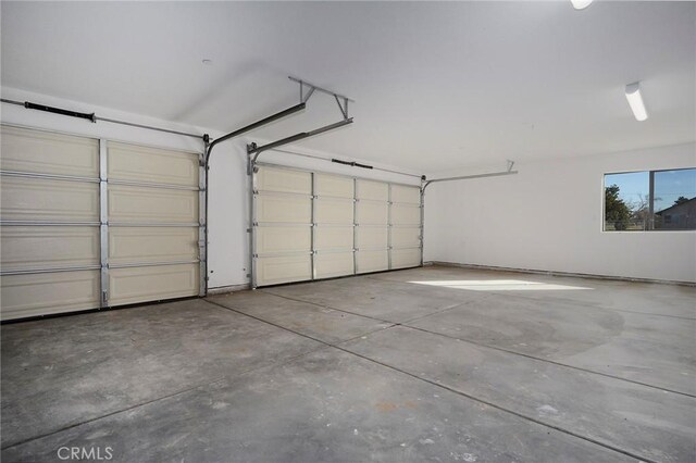 17796 Valencia St, Hesperia, CA 92345 - view of garage