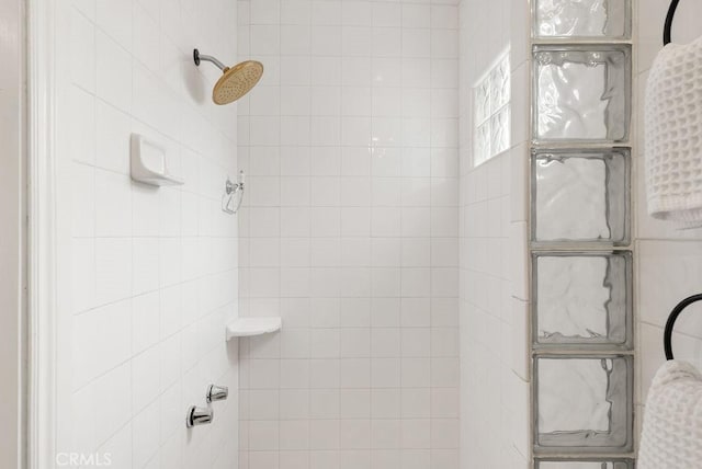915 S Danehurst Ave, Glendora, CA 91740 - full bath featuring tiled shower