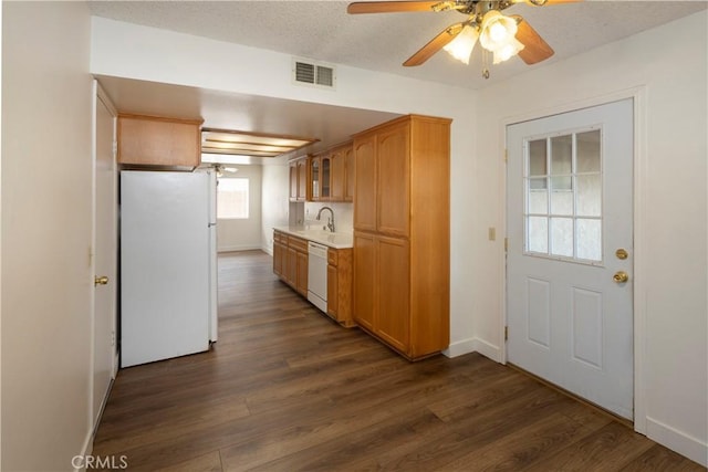 kitchen with white appliances, dark wood-style flooring, a textured ceiling, visible vents, and ceiling fan