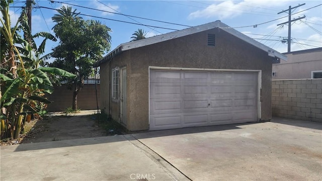 242 E 92nd St, Los Angeles, CA 90003 - view of detached garage