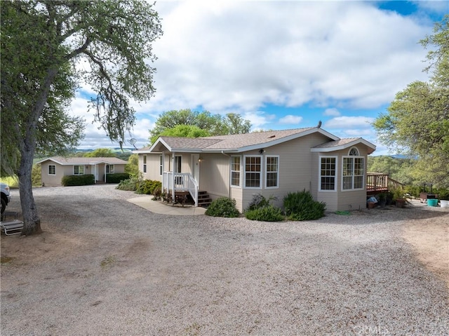 ranch-style house featuring driveway