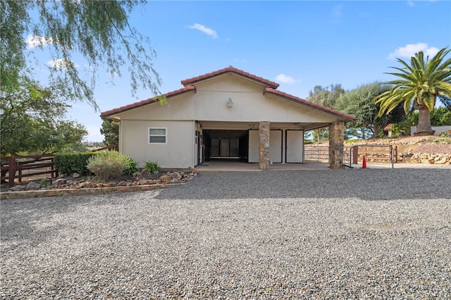 bungalow featuring fence