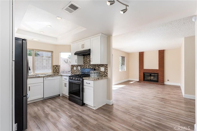 1076 N Ironwood Ave, Rialto, CA 92376 - kitchen featuring open floor plan, tasteful backsplash, stainless steel appliances, under cabinet range hood, and visible vents