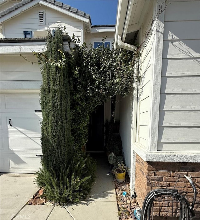 30130 Pine Needle Rd, Menifee, CA 92585 - entrance to property with a garage