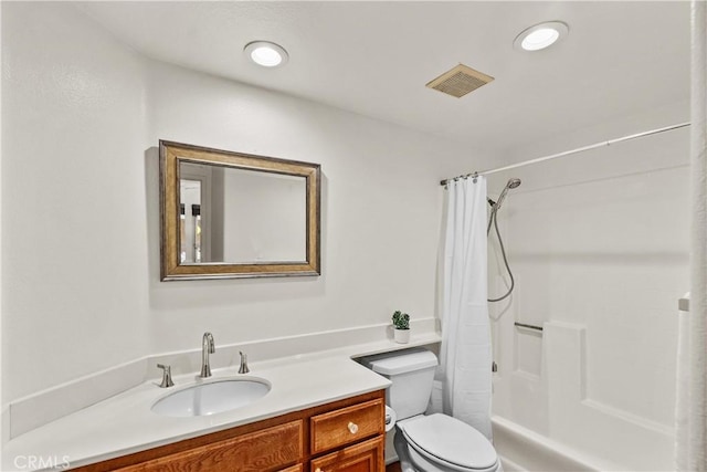 full bath with vanity, visible vents, toilet, shower / bath combo with shower curtain, and recessed lighting