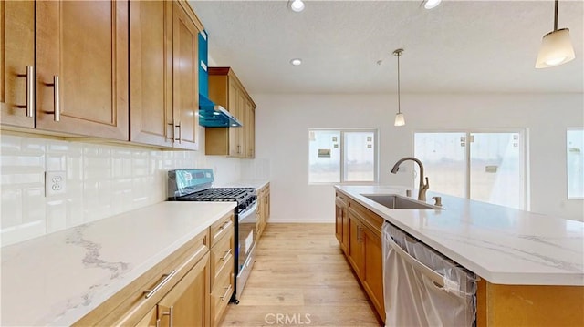 kitchen featuring a sink, recessed lighting, light wood-style floors, brown cabinets, and appliances with stainless steel finishes