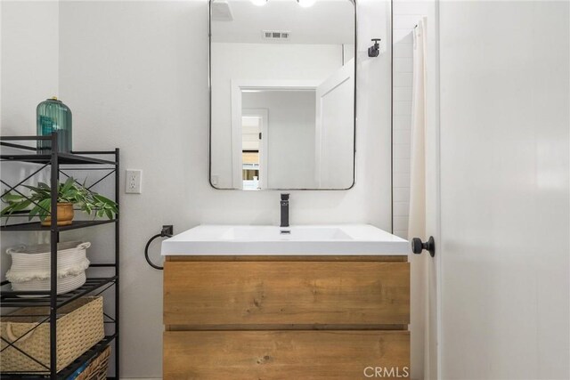 2410 Exposition Pl, Los Angeles, CA 90018 - bathroom with vanity