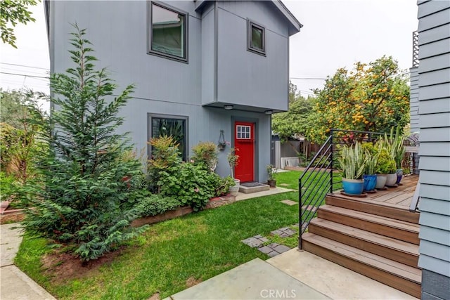 view of front of property featuring a front yard and a deck