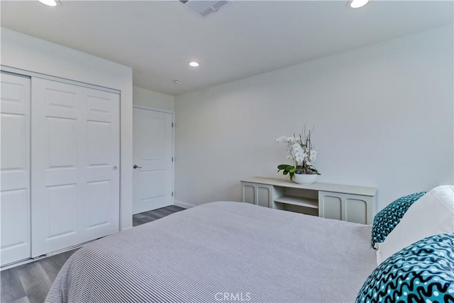bedroom featuring visible vents, a closet, dark wood-style flooring, baseboards, and recessed lighting