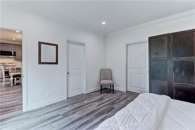 bedroom with crown molding, recessed lighting, light wood-style floors, and baseboards