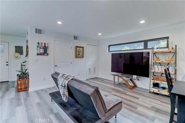 living room featuring recessed lighting, baseboards, visible vents, and light wood-style floors