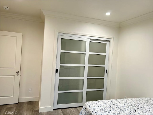 bedroom with baseboards, ornamental molding, dark wood-style flooring, and recessed lighting