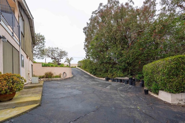 557 Canyon Dr, Solana Beach, CA 92075 - view of asphalt driveway