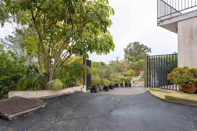 557 Canyon Dr, Solana Beach, CA 92075 - view of yard with a gate and a balcony