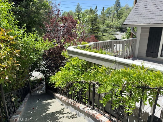 27596 N Bay Rd, Lake Arrowhead, CA 92352 - view of patio featuring a balcony