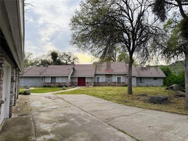 47409 Thunderhill Ln, Squaw Valley, CA 93675 - ranch-style house featuring a tiled roof, a front lawn, and stucco siding