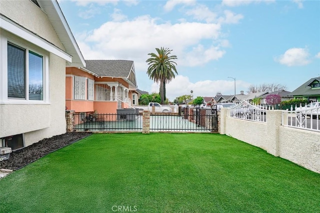 528 W 43rd St, Los Angeles, CA 90037 - view of yard featuring a residential view