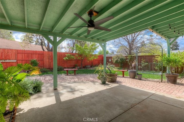 view of patio featuring a fenced backyard and ceiling fan