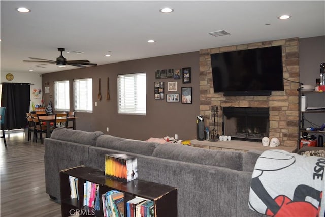 living area with wood finished floors, visible vents, recessed lighting, and ceiling fan