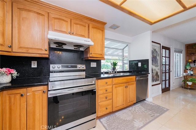kitchen featuring decorative backsplash, visible vents, appliances with stainless steel finishes, under cabinet range hood, and a sink