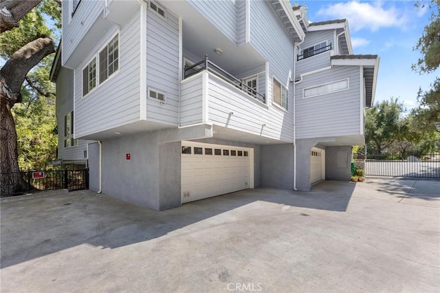 23163 Mulholland Dr Unit 6, Woodland Hills, CA 91364 - view of side of home with a garage, stucco siding, and concrete driveway