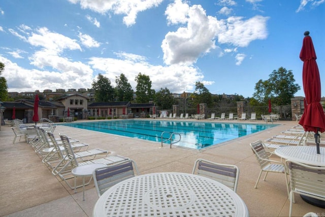1140 Parkview Dr, Oceanside, CA 92057 - community pool featuring a patio area and outdoor dining area